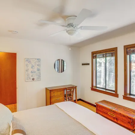 Walk to Lake Almanor: Prattville Cabin w/ 2 Decks!