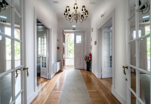 카스카이스의 아름다운 해변과 숙소 전경