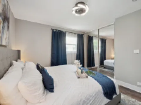 Charming Contemporary Family Home 3 Bedroom Home by RedAwning Hotels in Glenview
