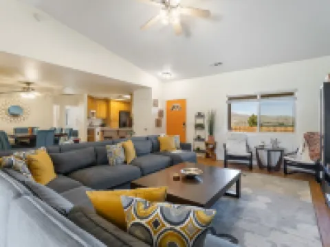 Colorful Cactus - Hot Tub, BBQ and Fire Pit! 4 Bedroom Home by RedAwning 約書亞樹村酒店