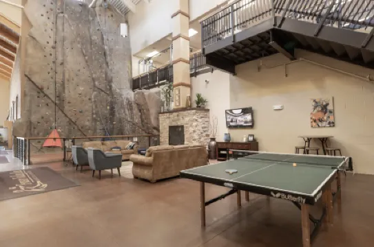 Mountain Haus 4 Bedroom Home by RedAwning