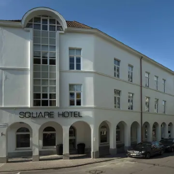 Square Hotel Hotels near Broel towers