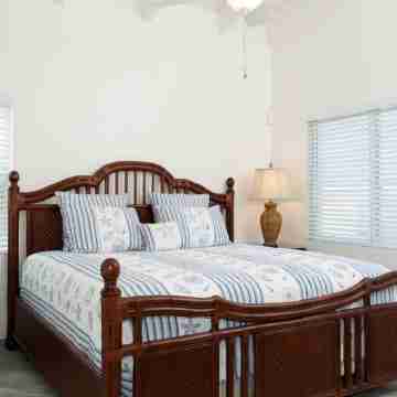 Coconut Beach Villa! Beachfront! Private Pool! Couples or Families! Great Value! Rooms