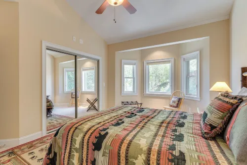 Lake-View Condo with Covered Deck in Hiawassee! - 3 tähden