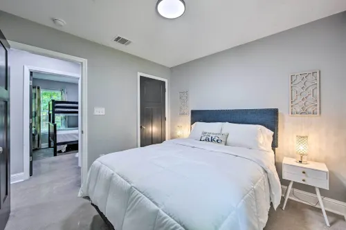 Modern Lakefront Retreat in Avinger - Parkplatz