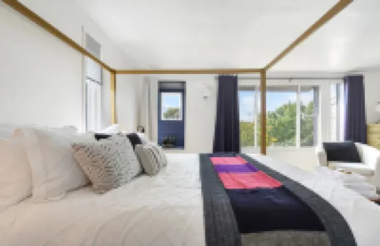 Yinz Retreat, above the City Home