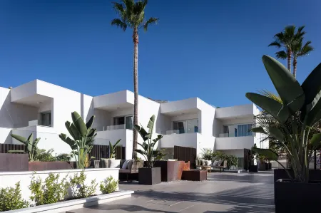 Ohasis Boutique Suites Отели рядом с достопримечательностью «Плайя де лос Кристьянос»