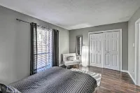 Updated Fayetville Townhome-Away-from-Home w/ Yard - balcony