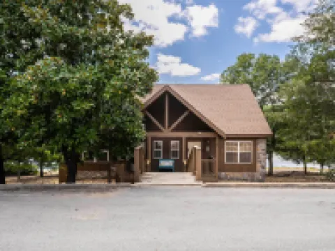 6 Mi to Branson Strip! Lakefront Home with Fireplace Hotels in Stone County
