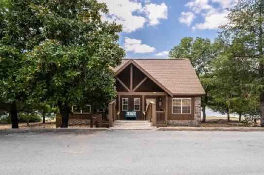 6 Mi to Branson Strip! Lakefront Home with Fireplace