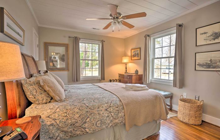 Private Yard & Water Views: Cozy Urbanna Cottage