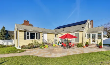 1 Mi to Downtown Salem: Studio w/ Fire Pit Access Отели в г. Суомпскотт