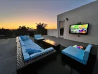 LUXURIOUS LA HOME *PRIVATE ROOFTOP* OUTDOOR TV*
