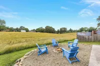 Peaceful Farmhouse Retreat: Hot Tub & Meadow Views. Zero Pet Fee!