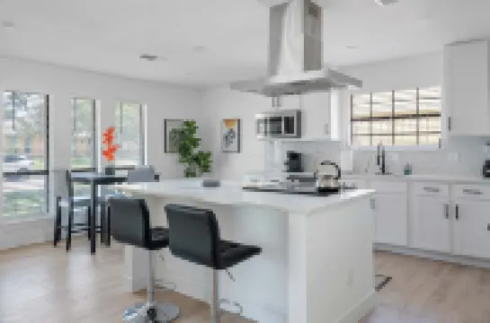 The Belvedere Pet Friendly Spacious Yard