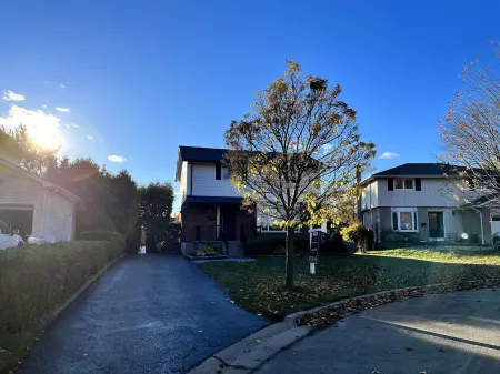 Luxury home in Oshawa Отели рядом со станцией Oshawa Via Rail Station