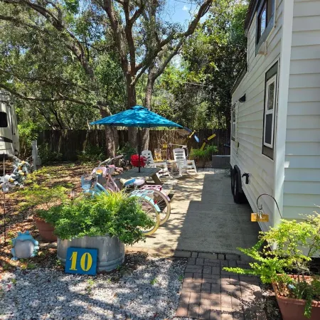 A Whimsical Tiny House, Shaded by Oaks and Near Sugar-Sand Beaches and Bay!