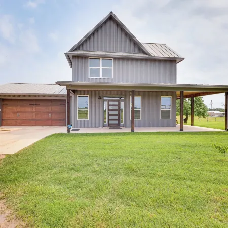 Modern Bryan Farmhouse on 1 Acre w/ Hot Tub!