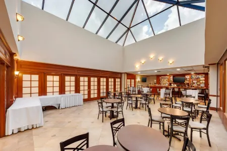 Clarion Hotel & Conference Center Отели рядом с достопримечательностью «JCPenney»