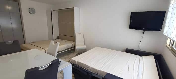 Casa Bella Vita - Beachfront studio apartment Отели в г. Ментона