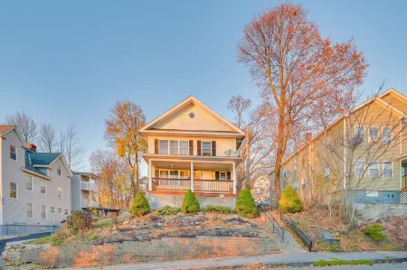 1 Mi to Downtown & Palladium: Worcester Getaway! Отели рядом с достопримечательностью «Worcester Historical Museum»