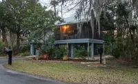 Stilted home on private peninsula. Close to restaurants, boat ramps