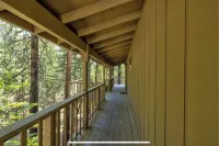 Gorgeous 3 bedroom cabin with Garage parking and Tesla supercharger close by