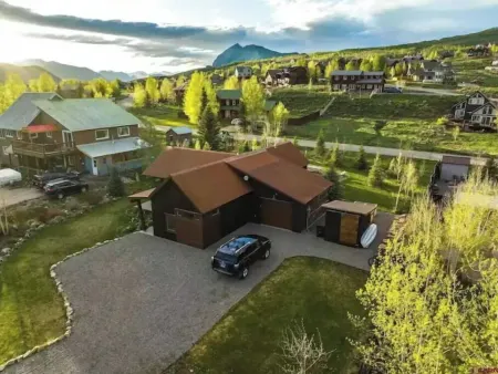 Cozy Ranch with Hot Tub in CB South close to Bus Route