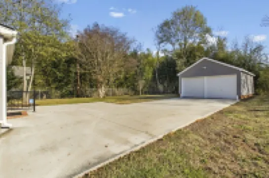 Cozy 2BR Retreat: Pets, Near Arena & Parks