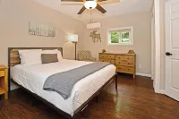 Walk to Beach - Pet friendly Cabin w/ Workspace