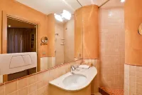 ELEGANT APARTMENT IS LOCATED A FEW STEPS FROM THE LAKEFRONT OF CERNOBBIO.