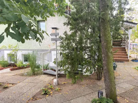 Studio no. 7, basement (24sqm) in green Spandau (13sqm) Отели рядом с достопримечательностью «Glienicker Brücke»