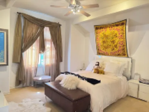 5-bedroom in Newport Beach，the High quality, convenient and very comfortable;