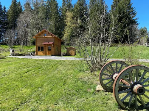 Quiet new chalet ideal for discovering the ardéche and haute loire regions Hotels in Lanarce