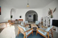 Spacious and comfortable seafront apartment, exceptional views in quiet setting Hotels in Ghajnsielem