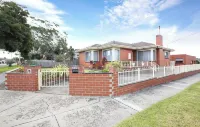 Stylish Family Home- 3BR in the heart of Dandenong, Just minutes to the station Hotels near Dandenong Train Station