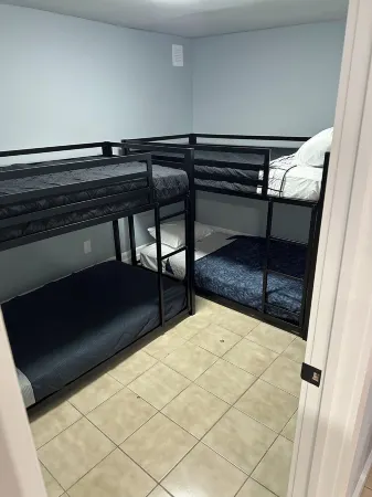 Cozy 2-bedroom apartment in welcoming West New York with WiFi, AC Отели рядом с достопримечательностью «Запад Нью Йорк Паркс Департмент»