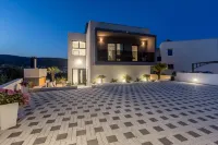 Villa Todo with heated pool and jacuzzi Hotels in Vinišće