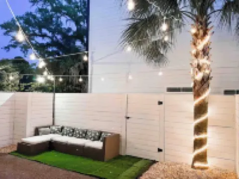 2 bedroom 2 bath Modern Luxury Townhome near Marshwalk