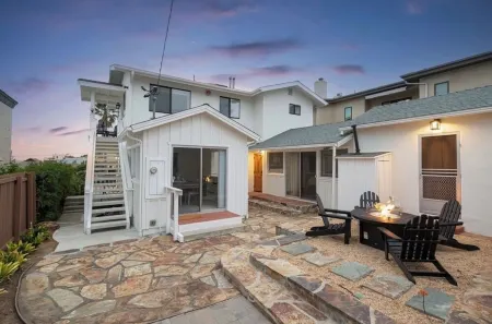 Moonlight dream! 4-bedroom, 4-bathroom ocean view home 1 block from the beach.