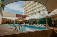 Radisson Hotel Brunei Darussalam - Pools