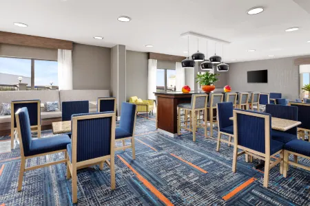 Hampton Inn Laredo Отели рядом с достопримечательностью «Десайдрио Бизнес»