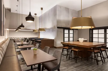 Doubletree by Hilton Columbus Dublin Отели рядом с достопримечательностью «Dublin Presbyterian Church»