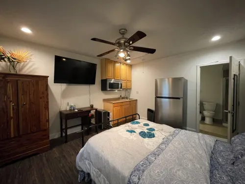 Charming studio & kitchenette in wonderful Palm Harbor with AC & laundry access