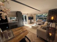 Deluxe chalet with private outside jacuzzi. Hotels in Hoenderloo
