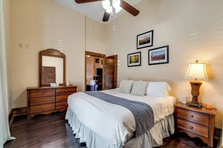 Private Unit Downtown Next to GSM Railroad & Polar Express