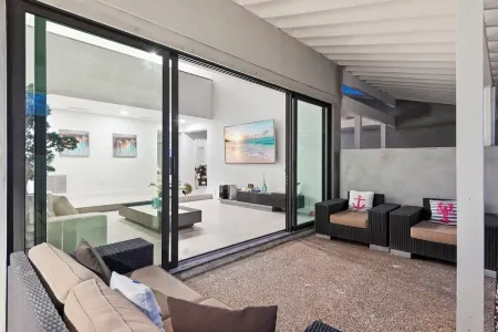 5-bedroom Water Front Villa In Hallandale Beach With Yacht Pick Up In Backyard