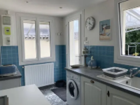 Authentic Charming 2 Bedroom House with Garden near City Center 索容酒店