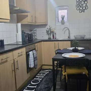 2 Bed - Sleeps 6 - Private Balcony - City Centre