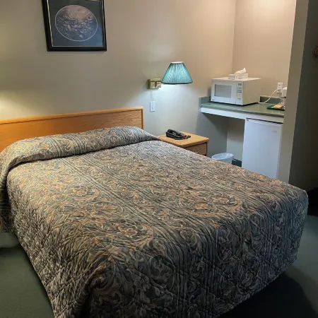 4 Pines Motel